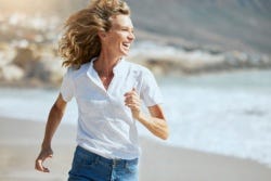 Vrouw rent blij over het strand Vrouw rent blij over het strand