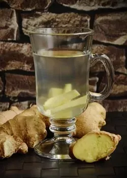 Glas warm water met gember