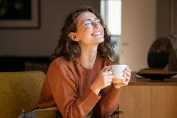 Vrouw met een kop koffie Vrouw met een kop koffie