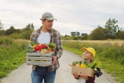 Een man en zijn zoontje met natuurlijk 'voedsel van de boer'