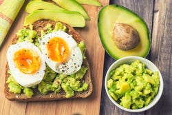 Halve avocado, avocado op brood met ei