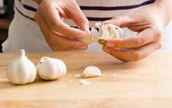 Knoflook wordt gepeld Knoflook wordt gepeld