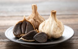 Zwarte (gefermenteerde) knoflook Zwarte (gefermenteerde) knoflook