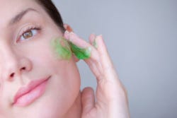 Vrouw met Aloë vera gel Vrouw met Aloë vera gel