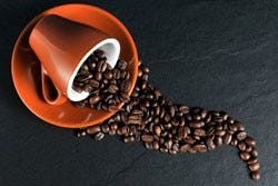 Kop en schotel en koffiebonen Kop en schotel en koffiebonen