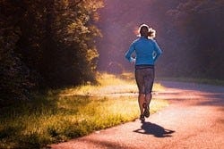 Joggende vrouw in de natuur Joggende vrouw in de natuur