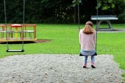 Vrouw op schommel