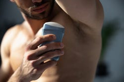 Man met deodorantstick