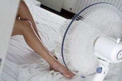 Damesbenen worden gekoeld bij een ventilator