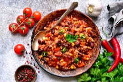 Bord met chili con carne en verse groente Bord met chili con carne en verse groente