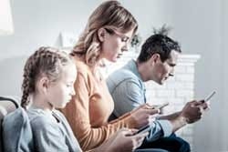 3 familieleden kijken naast elkaar op hun scherm