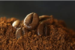Koffiebonen en gemalen bonen Koffiebonen en gemalen bonen