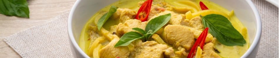 Romige curry met Thaise basilicum