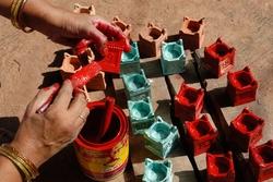 Kleurige potjes voor tulsiplantjes Kleurige potjes voor tulsiplantjes
