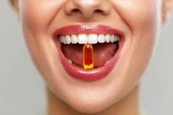 Vrouw met supplement in haar mond