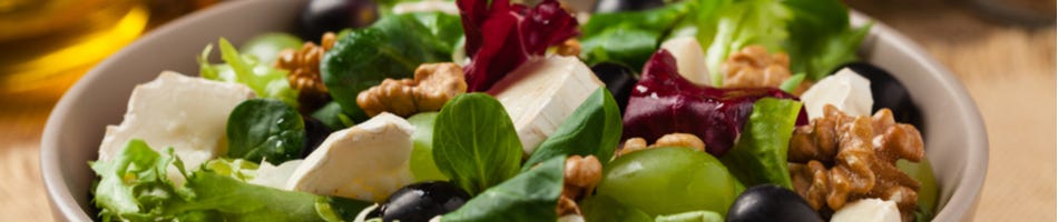 Salade met sla, druiven, walnoten en geitenkaas Salade met sla, druiven, walnoten en geitenkaas