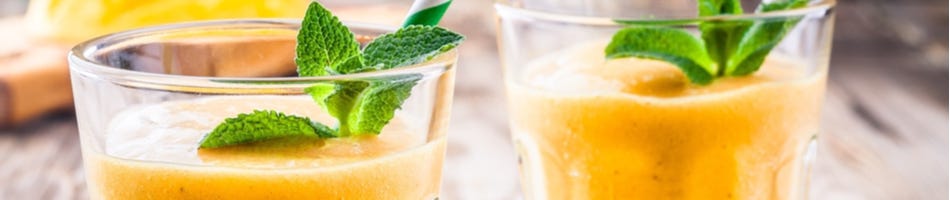 Smoothie met ananas en camu camupoeder Smoothie met ananas en camu camupoeder