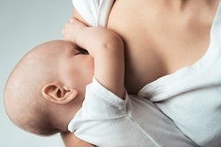 Baby voedt zich met moeders borst Baby voedt zich met moeders borst