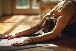 Vrouw in yogapose Vrouw in yogapose