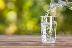Glas waarin water wordt geschonken Glas waarin water wordt geschonken