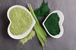 Hartvormige bakjes met spirulina en chlorella Hartvormige bakjes met spirulina en chlorella