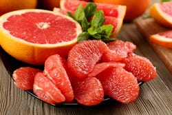 Geschilde en ongeschilde grapefruit
