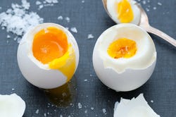 2 heerlijk zachtgekookte eitjes 2 heerlijk zachtgekookte eitjes