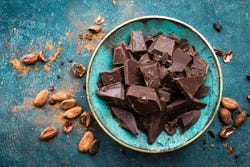 Mooi turqoise schaaltje met brokjes pure chocolade Mooi turqoise schaaltje met brokjes pure chocolade