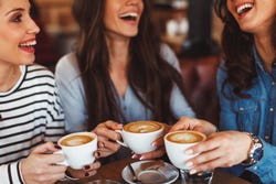 Vriendinnen die samen koffie drinken Vriendinnen die samen koffie drinken