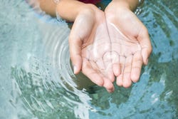 Handen met fris water Handen met fris water