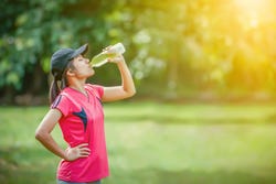 Sportvrouw drinkt water Sportvrouw drinkt water