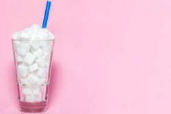 Frisdrankglas vol met witte suikerklontjes Frisdrankglas vol met witte suikerklontjes
