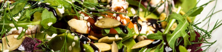 Salade met dressing van pompoenpitolie Salade met dressing van pompoenpitolie