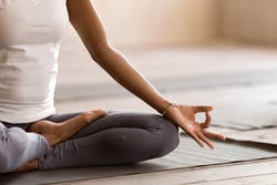 Vrouw doet een meditatieoefening Vrouw doet een meditatieoefening