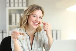 Vrolijke vrouw met supplement Vrolijke vrouw met supplement