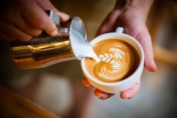 Koffie met warme, geklopte melk Koffie met warme, geklopte melk