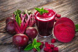 Bietensap uit de (slow)juicer is een heerlijke, gezonde drank Bietensap uit de (slow)juicer is een heerlijke, gezonde drank