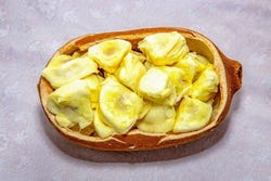 Etnisch schaaltje met smakelijke stukjes cupuaçu-vrucht Etnisch schaaltje met smakelijke stukjes cupuaçu-vrucht