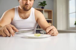 Man die te weinig eet Man die te weinig eet