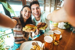Koppel dat extra's consumeert op een speciaal moment samen Koppel dat extra's consumeert op een speciaal moment samen