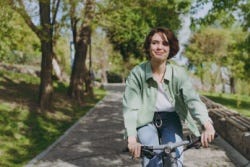 Vrouw zit op de fiets 