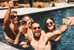 Vakantievierders met drankjes Vakantievierders met drankjes