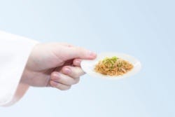 Kleine portie eten op een bord Kleine portie eten op een bord