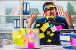 Gestresste man volgeplakt met memobriefjes