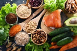 Man kakt in achter computer