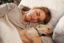 Slapende vrouw met puppy