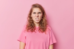 Ge&iuml;rriteerde vrouw