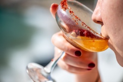 Vrouw neemt een slokje van haar cocktail