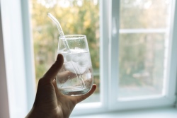 Hand met een groot glas water