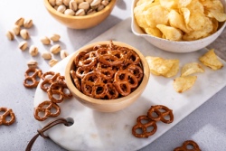 Schaaltjes met chips, pretzels en borrelnoten